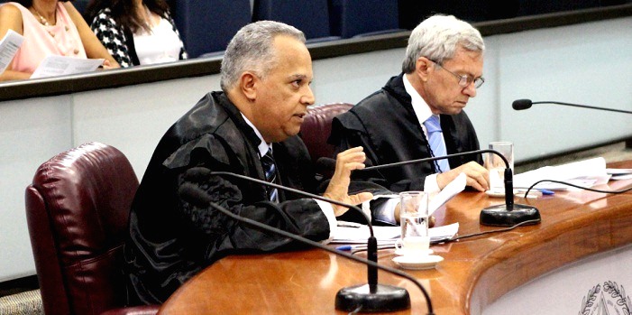 O relator do processo, Gilberto Diniz (à esq.) ponderou que ponderou que é de responsabilidade do gestor “acompanhar e verificar se o cálculo atuarial elaborado está munido de todas as informações que interferem no seu conteúdo e, por conseguinte, nos valores que serão retratados na contabilidade”. Ao lado dele, o conselheiro José Alves Viana (Foto: Karina Camargos Coutinho)